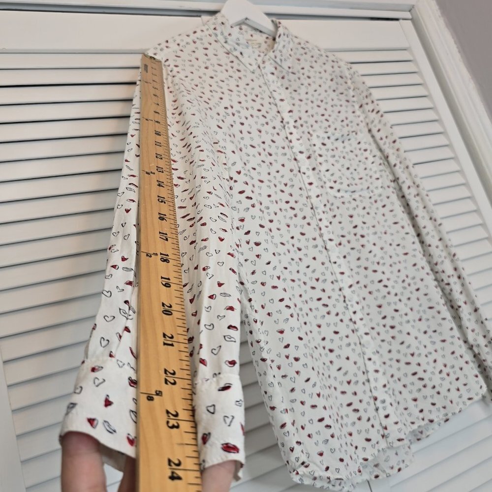 BEACHLUNCHLOUNGE Alanna Love Bites Button Up Shirt White Hearts Lip Women Medium - Picture 13 of 13